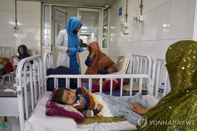 아프간 수도 카불 어린이병원 내 영양실조 병동