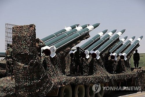 후티 반군 군사 퍼레이드에 등장한 미사일