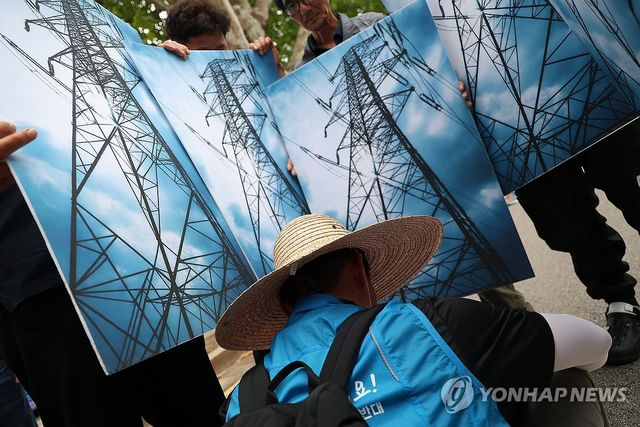 송전탑 안에 갇힌 농민