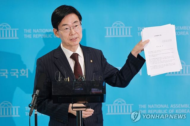 윤리위 규정 들어보이는 국민의힘 조경태 의원