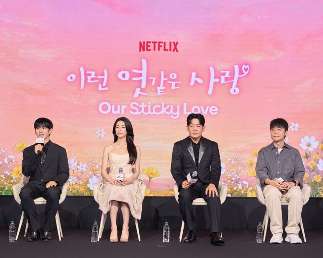 넷플릭스 '이런 엿같은 사랑' 배우들과 김장한 감독(오른쪽)