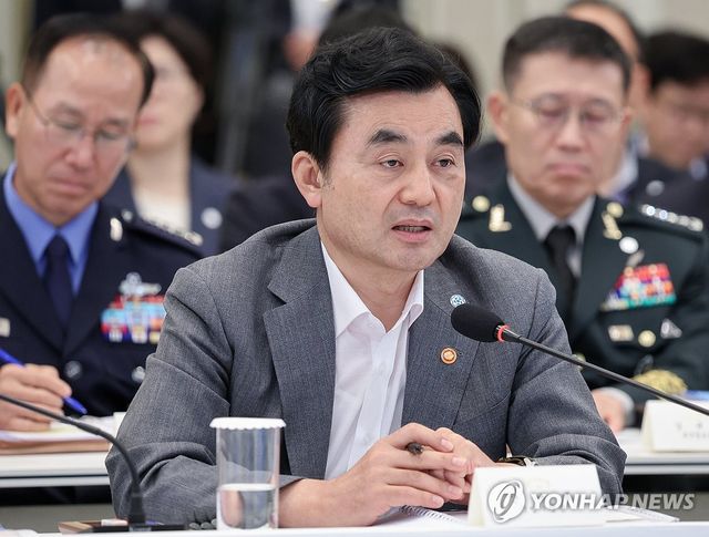 업무 보고하는 안규백 국방부 장관