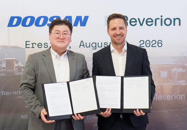 두산퓨얼셀 윤재동 전무(왼쪽)와 스테판 헤르만 리베리온 최고경영자(CEO)