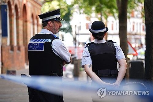흉기 난동 현장 주변 통제하는 런던 경찰