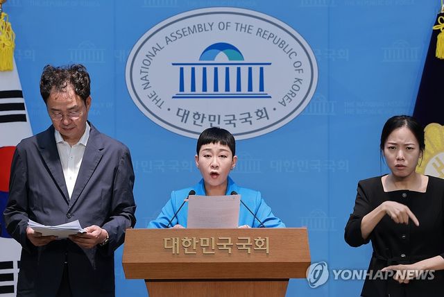 지자체 프로축구단 캉쿤 휴양 출장 의혹 관련 고발 회견하는 김재원 의원