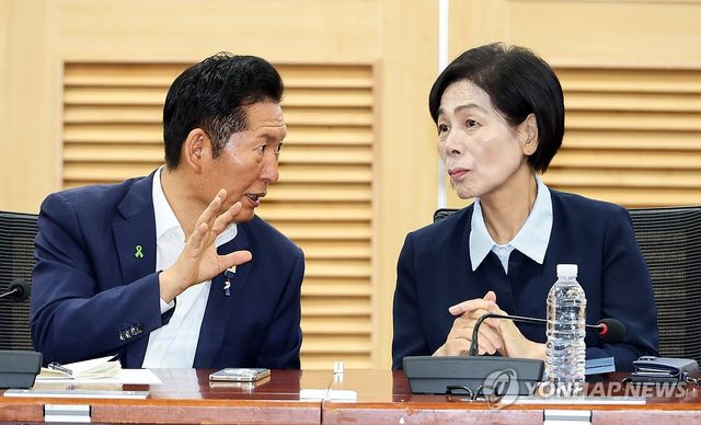 얘기 나누는 정청래-최민희