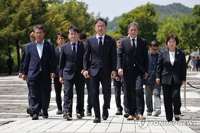 노무현 전 대통령 묘역 참배하는 조국혁신당 지도부