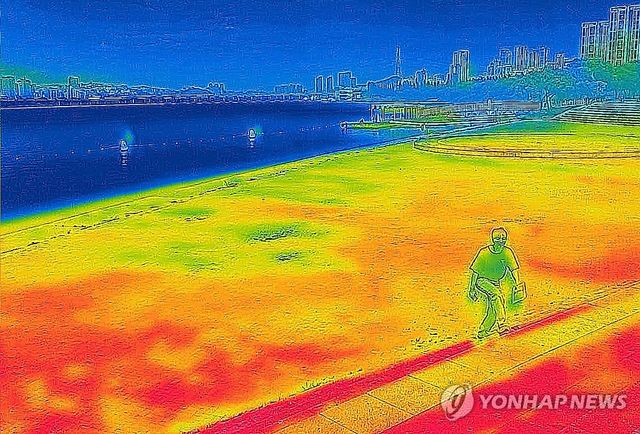 붉게 물든 열화상 카메라