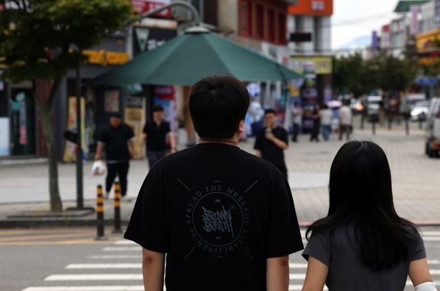 '이쪽엔 왜 그늘막이 없지?'