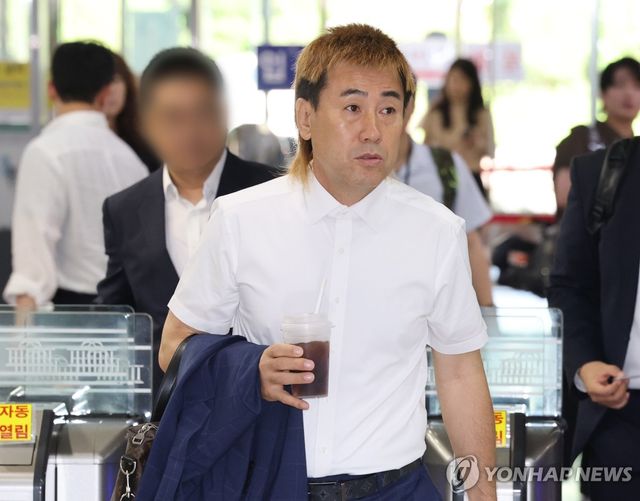 국회 들어서는 김병지 대한축구협회 부회장