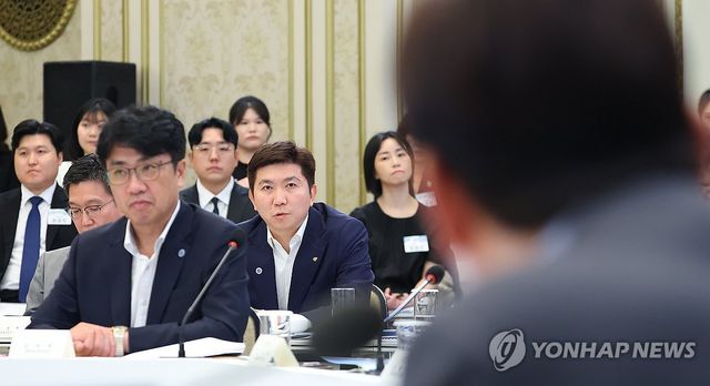 답변하는 유승민 대한체육회장