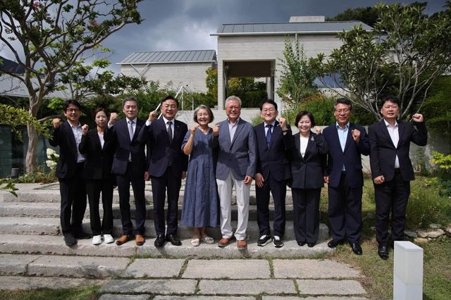문재인 전 대통령 사저 찾은 조국혁신당 지도부