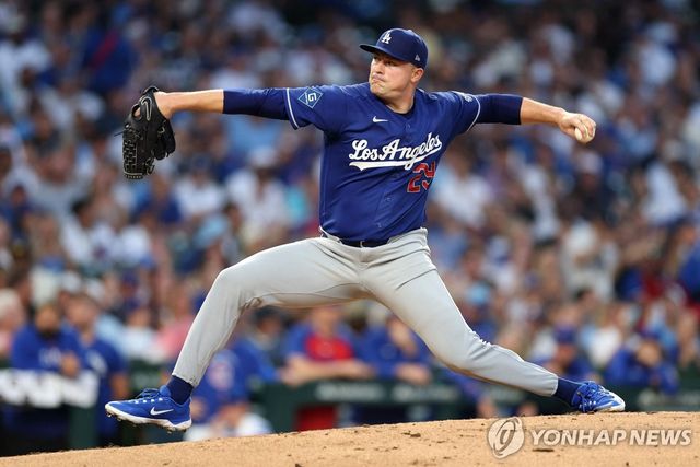 다저스 유니폼 입고 첫 등판한 스쿠벌