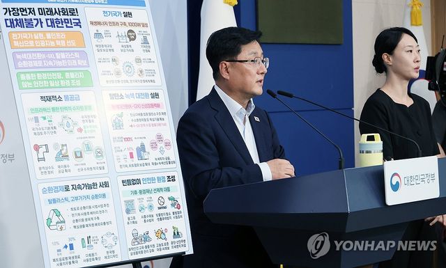 업무보고 사전브리핑 하는 김성환 기후부 장관
