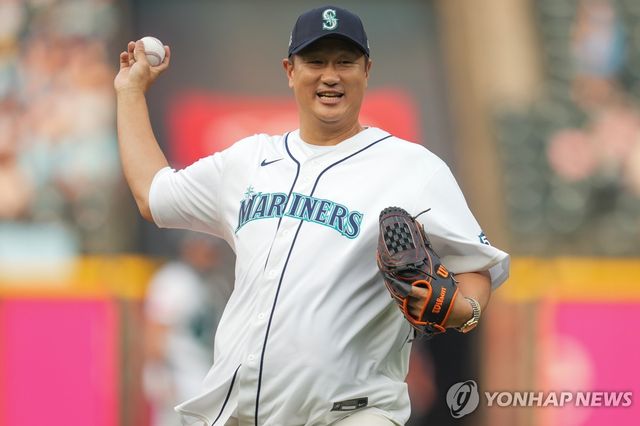 10년 만에 MLB 시애틀 유니폼 입고 시구하는 이대호 