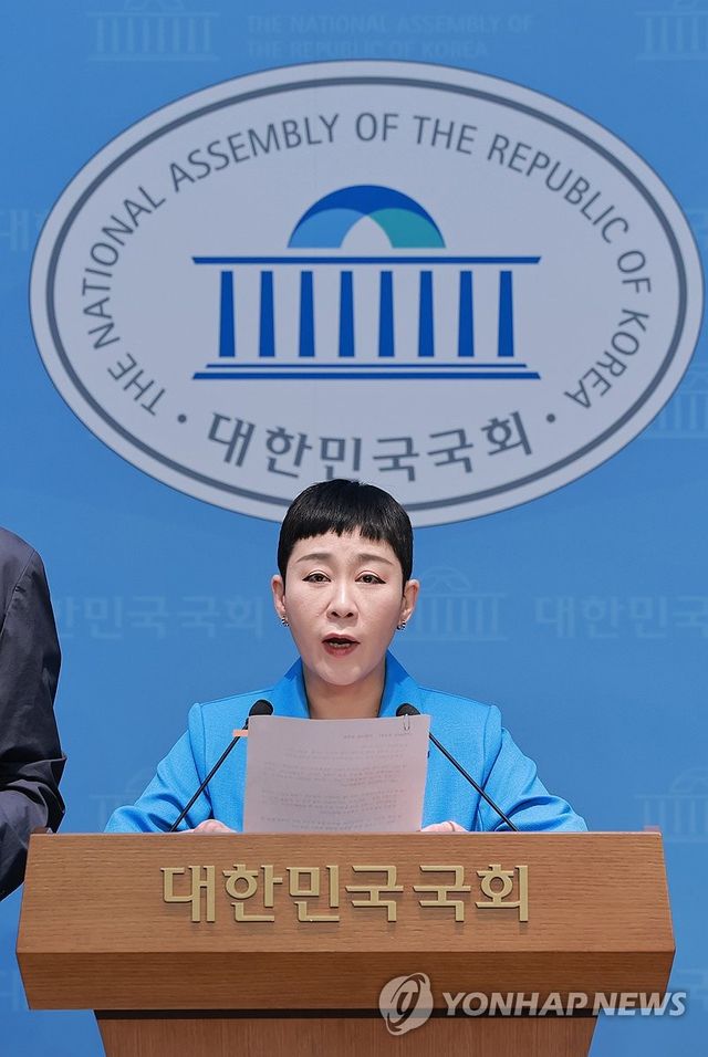지자체 프로축구단 캉쿤 휴양 출장 의혹 관련 고발 회견하는 김재원 의원