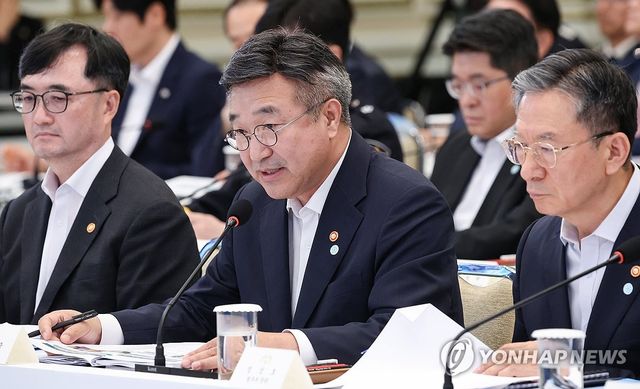 업무 보고하는 윤호중 행안부 장관