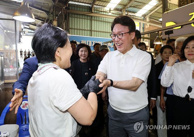 인사하는 김민석 후보