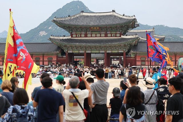수문장 교대 의식을 보는 관람객들 