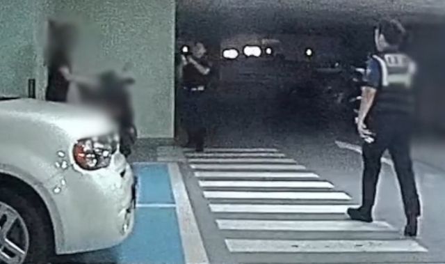 잠복 중에 수배자 검거하는 경찰
