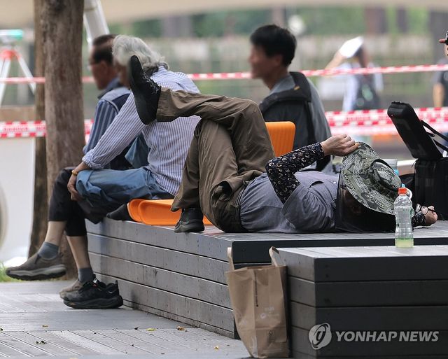 서울숲에서 행사 작업자들이 햇볕을 피해 잠시 휴식을 취하고 있다. [연합뉴스 자료사진]