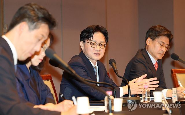 패널 질문에 답하는 김정관 장관