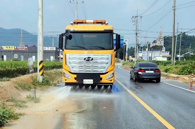 살수작업에 투입된 제설차량