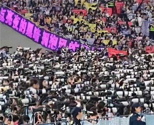 중국 보이그룹 '시대소년단' 공연장에 모인 팬들
