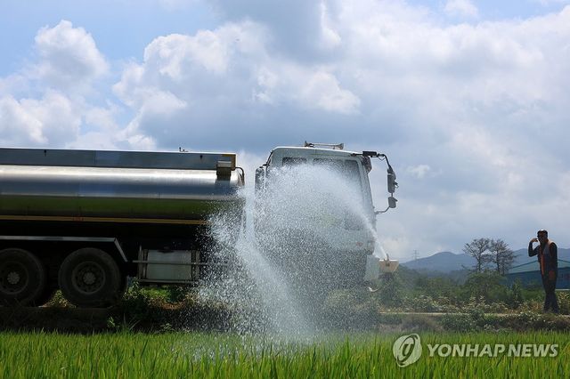 가뭄에 등장한 살수차