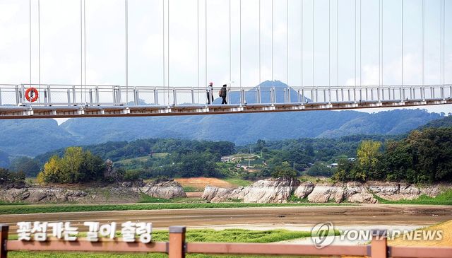 메마른 옥정호 위를 걷는 관광객들