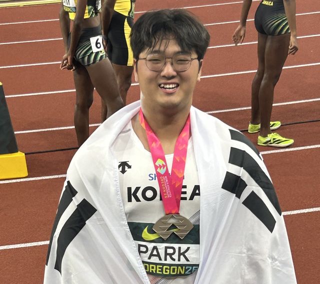 메달 목에 걸고 활짝 웃는 박시훈