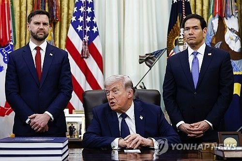 트럼프 대통령 양옆에 선 밴스 부통령(왼쪽)과 루비오 장관 