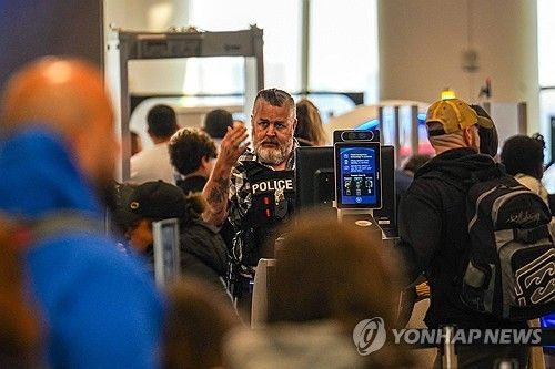 공항에 배치된 이민세관단속국(ICE) 요원들 