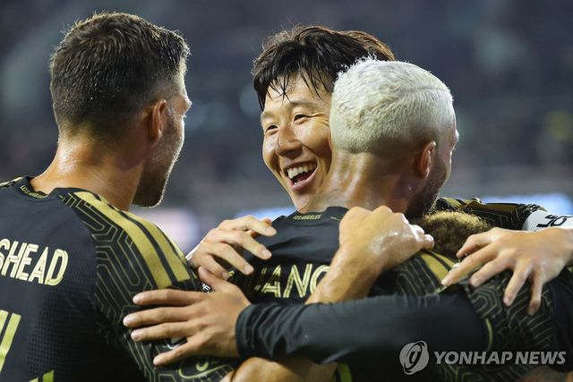 동료 득점에 기뻐하는 손흥민