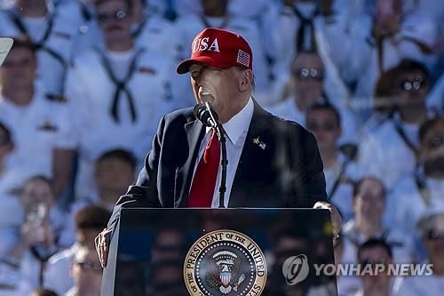 미국 해군 창설 250주년 연설에서 해군력 강화를 열변하는 도널드 트럼프 미국 대통령 [UPI 연합뉴스 자료사진. 재판매 및 DB 금지]