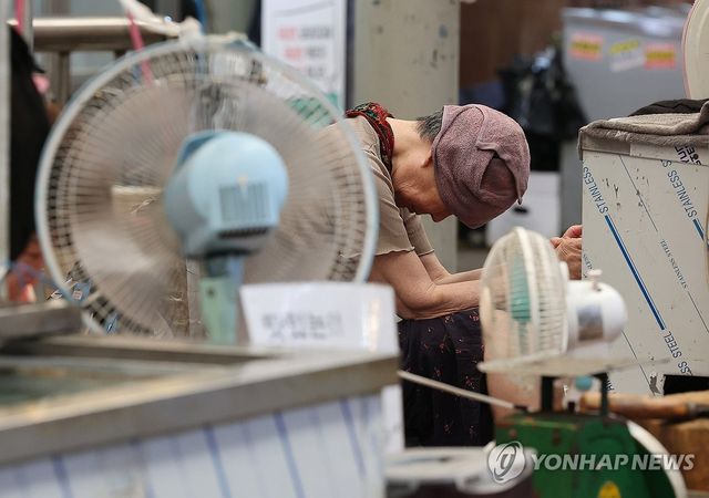 폭염에 지친 상인