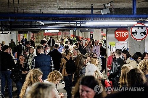지난 5월 드론 경보 발령에 지하 주차장에 대피한 리투아니아 시민들 [Lrytas via AP 연합뉴스. 재판매 및 DB 금지]