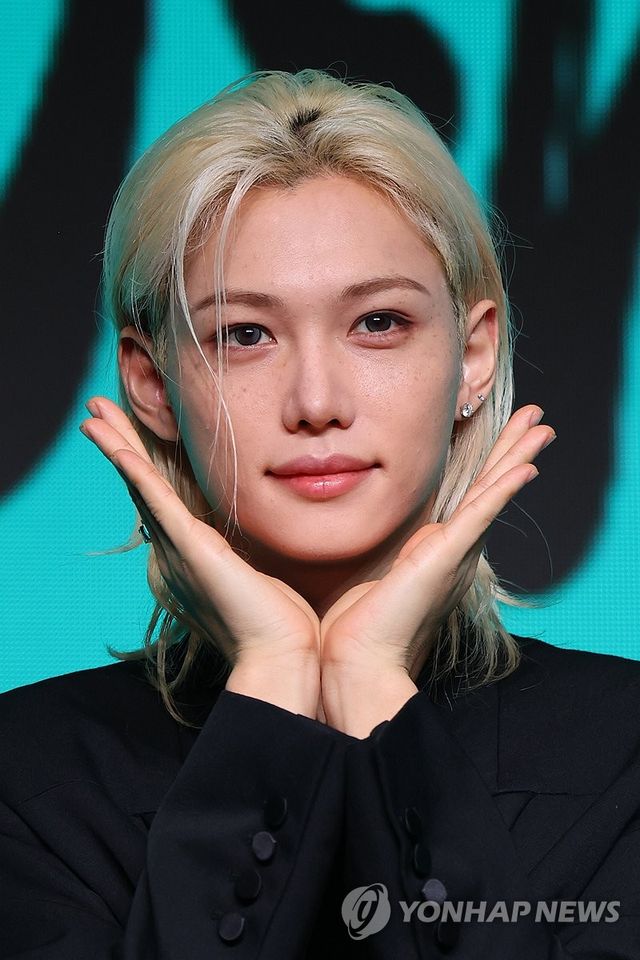 포즈 취하는 필릭스