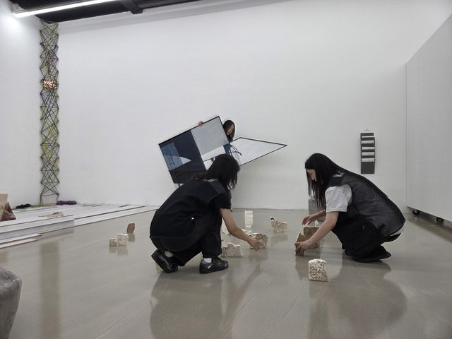 모크캠프의 '전시 설치 연습'