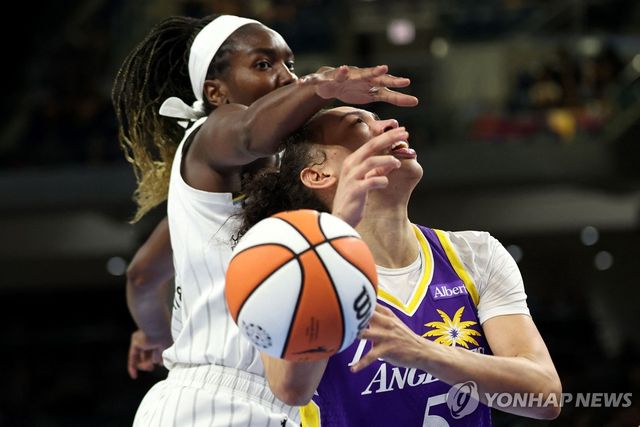 WNBA LA 스파크스와 시카고 스카이 경기