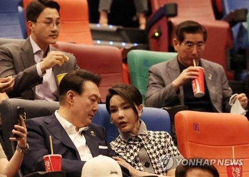 영화 '브로커' 관람 나선 윤석열 전 대통령 부부