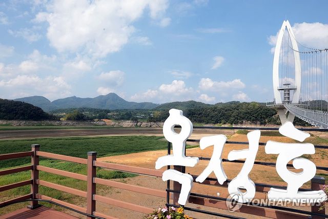 바닥이 보이는 옥정호