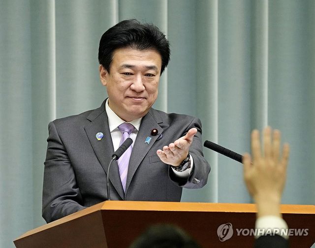기자회견 진행하는 기하라 일본 관방장관