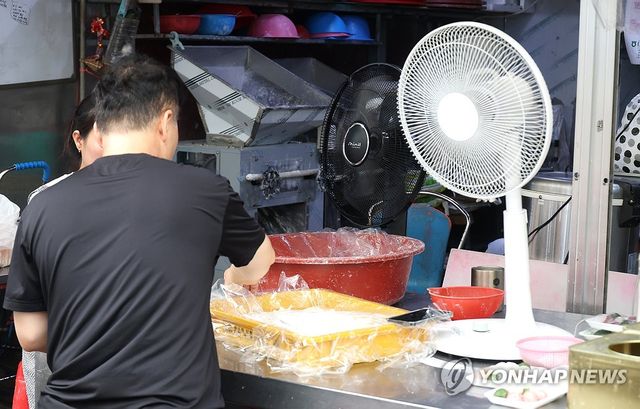 폭염에 '1인 1선풍기' 가동한 상인들