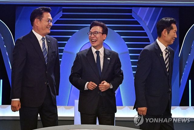자리로 향하는 민주당 당대표 후보들