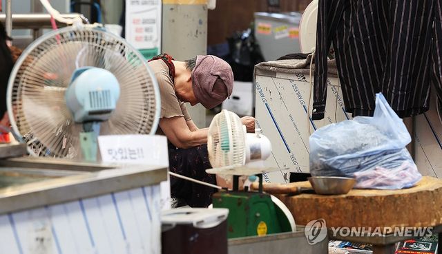 폭염 속 자리 지키는 상인