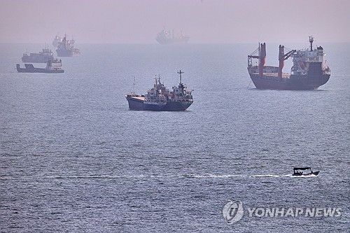 호르무즈 해협에 정박한 선박들