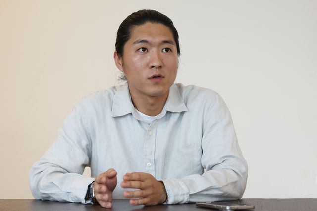 인터뷰하는 최승우 감독