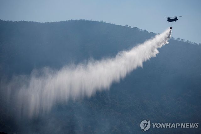 그리스서 산불 진화하는 헬기