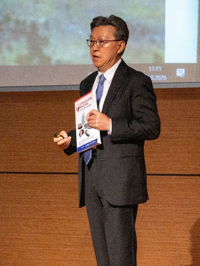 한국전쟁 교육 교재 '북극성을 향하여' 설명하는 한종우 한국전쟁유업재단 이사장